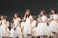 挨拶を述べる阿部菜々実（中央）。（提供：ラストアイドル制作委員会）