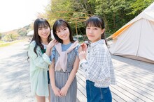 左から伊勢鈴蘭（アンジュルム）、北川莉央（モーニング娘。'22）、河西結心（つばきファクトリー）。
