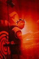 益田英知（Dr）（Photo by Leo Youlagi）