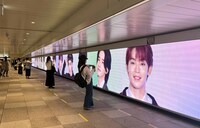 新宿駅の「新宿ウォール456」に掲出された「KIZUNA」の広告。長さ45.6mは国内最大規模だという。