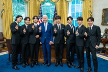 ジョー・バイデン大統領（左から4番目）とBTS。