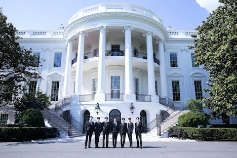 ホワイトハウスの前に立つBTS。