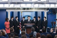 カリーン・ジャンピエール報道官（写真左）とBTS。
