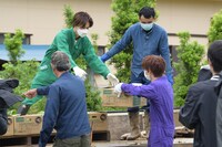 トラックに白菜を積むタクヤとリョウガ。