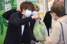 白菜を売るリョウガ。