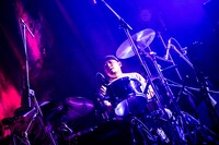 大垣翔（Dr / トリプルファイヤー）（Photo by Masayo）