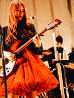 松尾レミ（Vo, G）（撮影：上飯坂一）