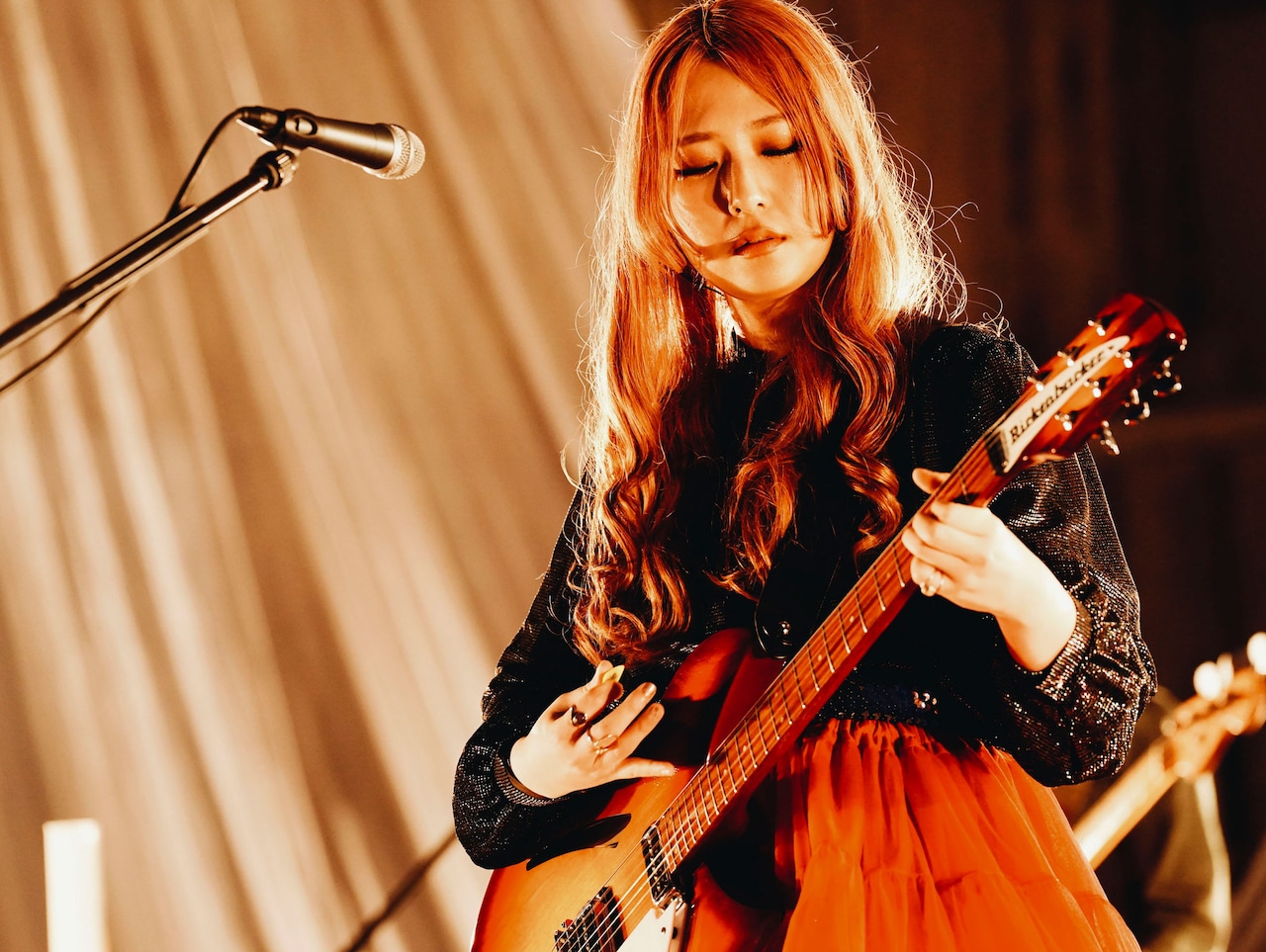 松尾レミ（Vo, G）（撮影：上飯坂一） - GLIM SPANKY、多彩な