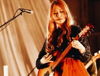 松尾レミ（Vo, G）（撮影：上飯坂一）