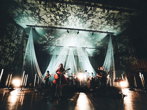 「GLIM SPANKY 野音ライブ 2022」の様子。（撮影：上飯坂一）