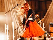 松尾レミ（Vo, G）（撮影：上飯坂一）