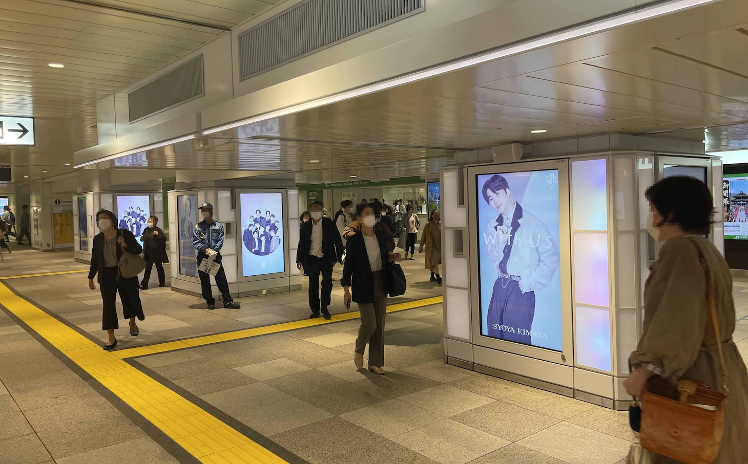 「新宿ウォール456」の反対側の柱にも広告が掲出されていた。