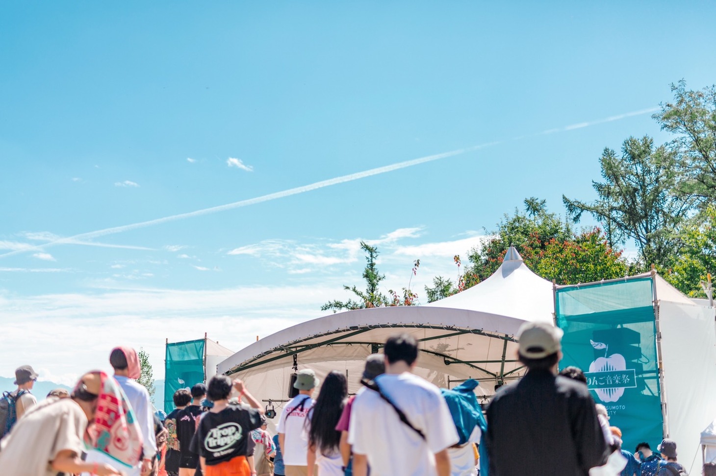 「りんご音楽祭」そばステージの様子。