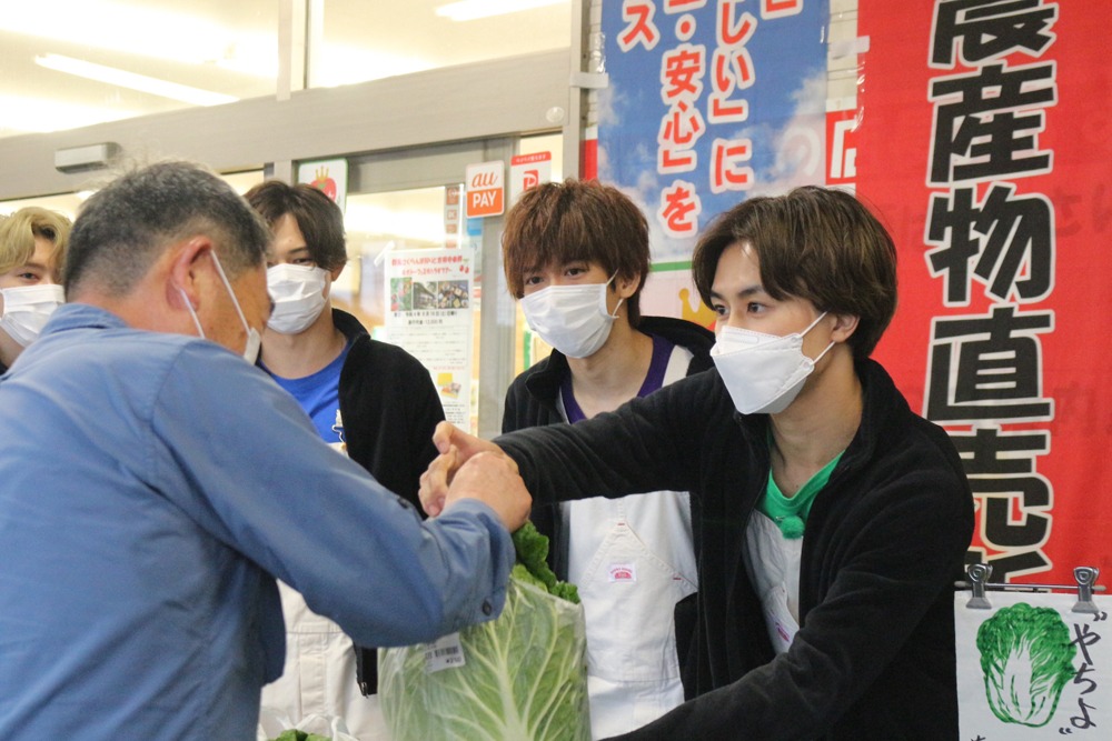 白菜を売るタクヤ。(c)フジテレビ