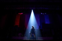 鈴木愛奈「Aina Suzuki 2nd Live Tour Belle révolte -Invitation to Conquest-」神奈川・パシフィコ横浜 国立大ホール公演の様子。