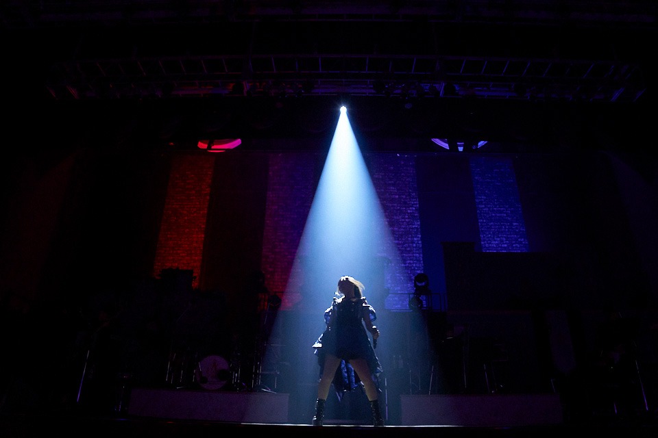 鈴木愛奈「Aina Suzuki 2nd Live Tour Belle révolte -Invitation to Conquest-」神奈川・パシフィコ横浜 国立大ホール公演の様子。