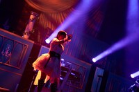 鈴木愛奈「Aina Suzuki 2nd Live Tour Belle révolte -Invitation to Conquest-」神奈川・パシフィコ横浜 国立大ホール公演の様子。