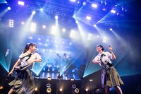 制服の上着を脱ぎ捨てる#2i2の十味（左）と天羽希純（右）。