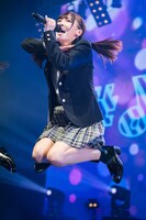 ジャンプする由良ゆら（#よーよーよー）。