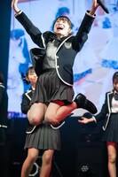 ジャンプする岸みゆ（#ババババンビ）。