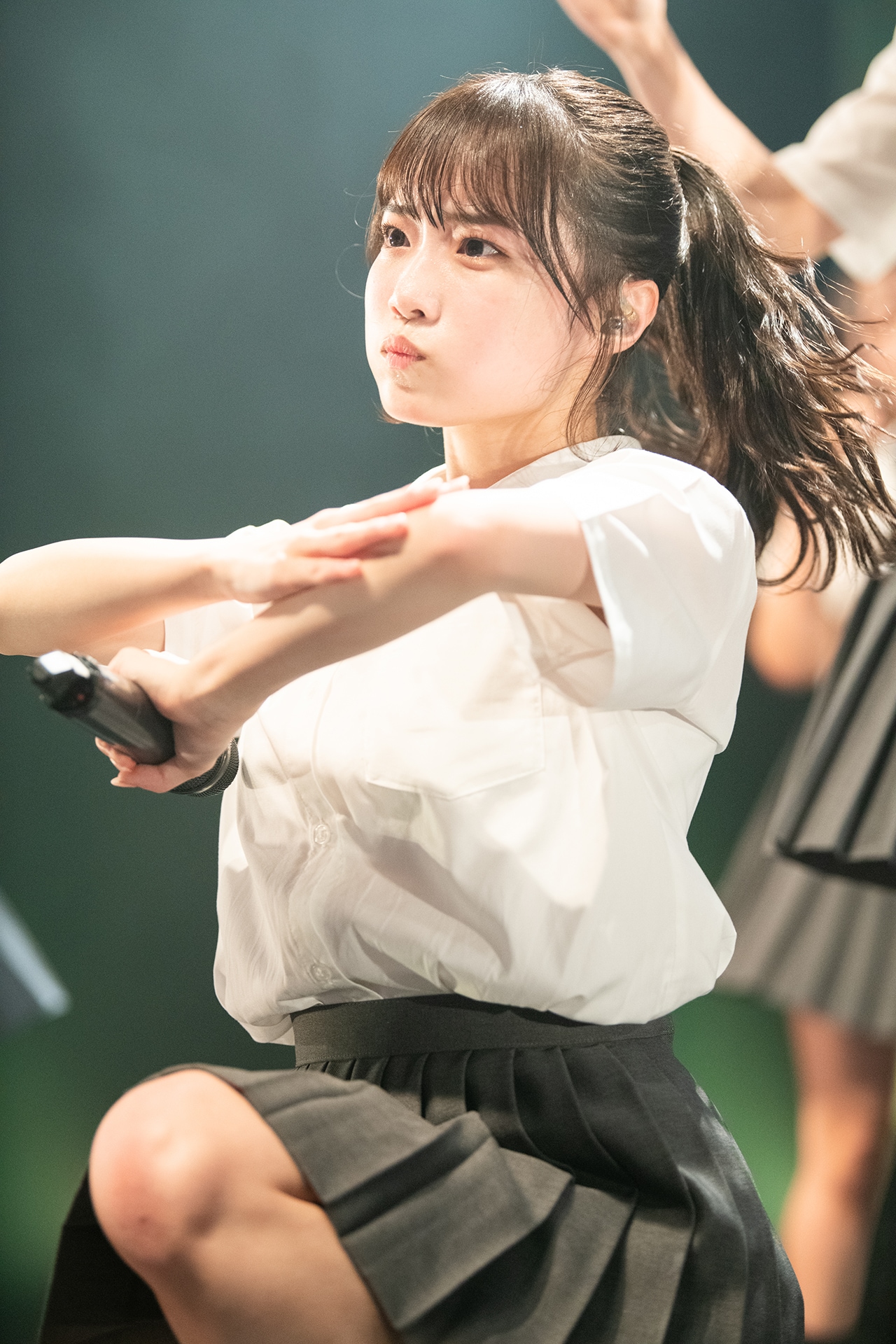 ババババンビ岸みゆ、色っぽい美背中＆ヒップにドキッ！キュート