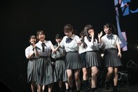 十味（手前左端）の手を引いてステージに上がる岸みゆ（手前左から2番目）。