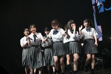 十味（手前左端）の手を引いてステージに上がる岸みゆ（手前左から2番目）。