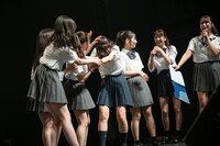 制服に照れる#ババババンビ最年長の水湊みお（中央）。