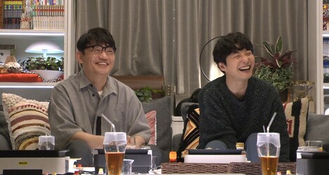 左から飯尾和樹（ずん）、星野源 (c)TBS