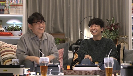 左から飯尾和樹（ずん）、星野源 (c)TBS