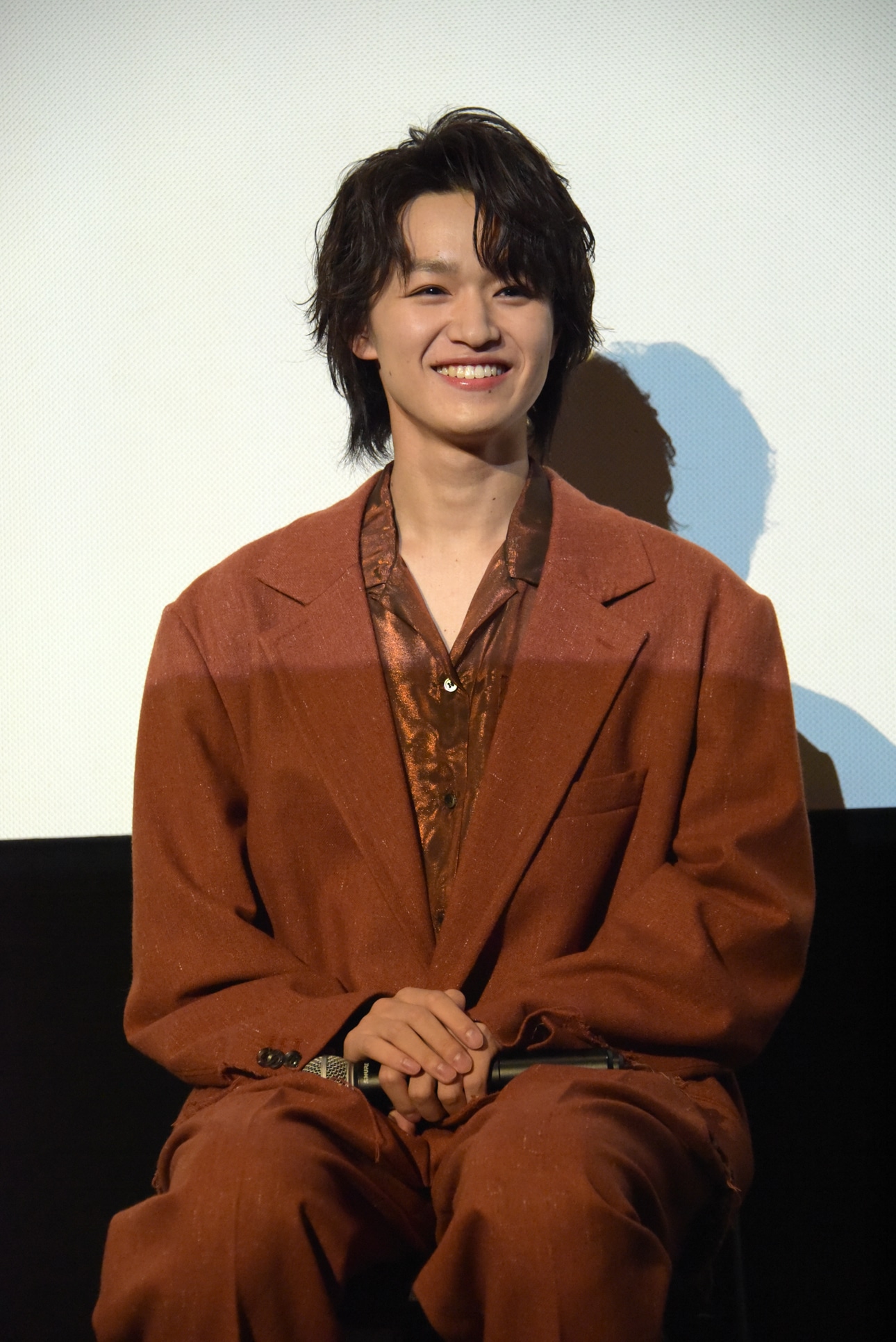 笑顔で客席を見つめる大倉空人（原因は自分にある。）。