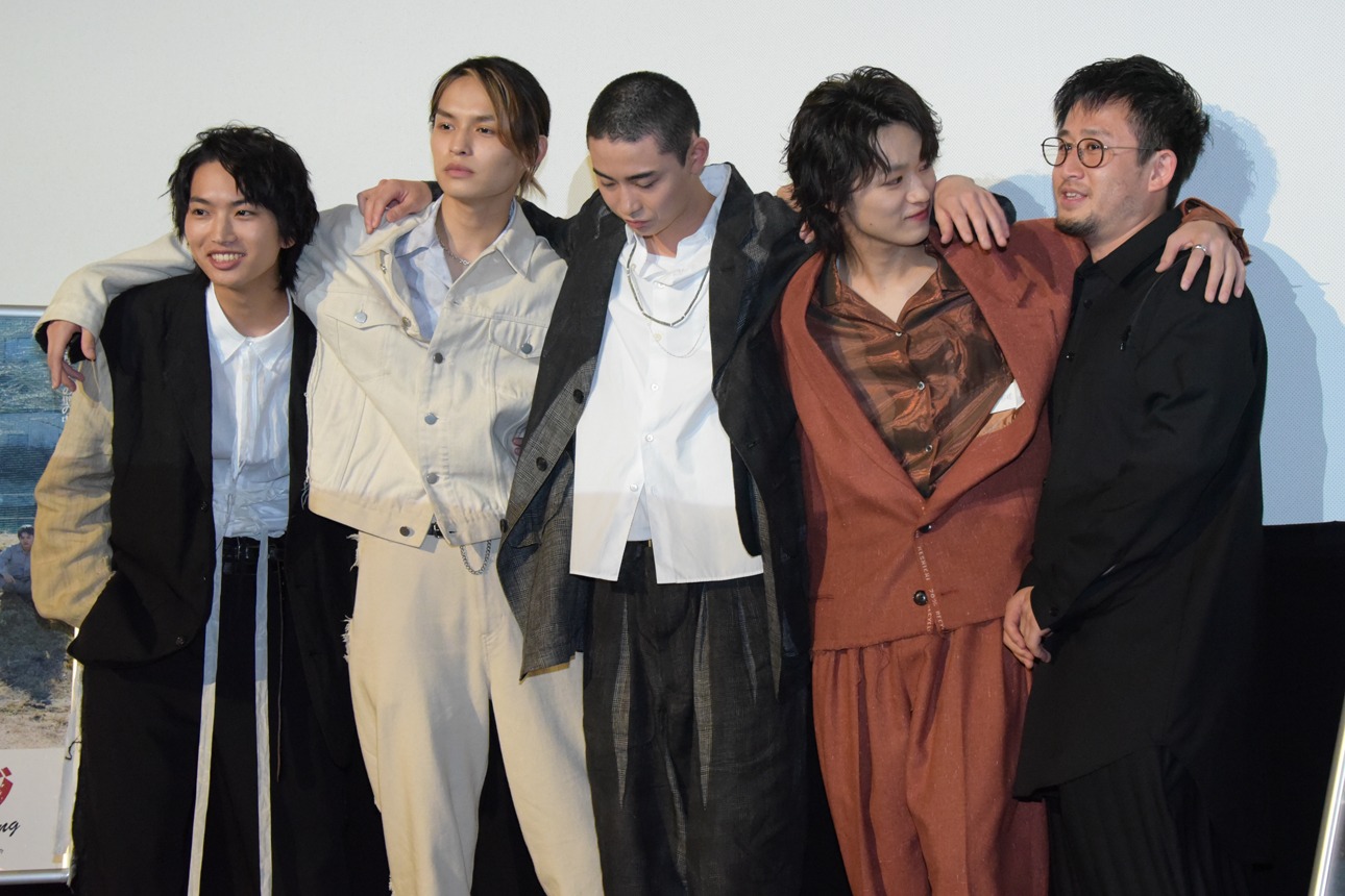 山嵜晋平監督（右）と肩を組んで仲間に招き入れる大倉空人（原因は自分にある。）。