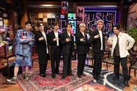 左から田中圭、超特急、千葉雄大。(c)日本テレビ