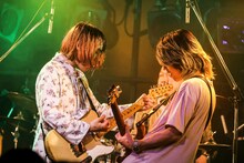 左から下川リヲ（Vo, G）、夏目創太（G, Cho）。（撮影：森好弘）