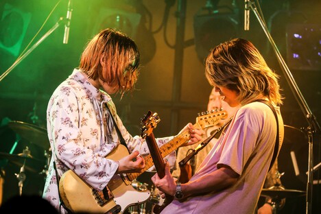 左から下川リヲ(Vo, G)、夏目創太(G, Cho)。(撮影:森好弘)