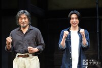 左から松平健、相葉雅紀（嵐）。