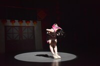 深々と頭を下げる的場華鈴。