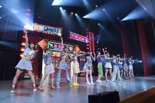 虹のコンキスタドール「全国美味いもの征服ツアー2022」初日公演の様子。