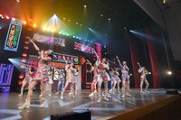 虹のコンキスタドール「全国美味いもの征服ツアー2022」初日公演の様子。