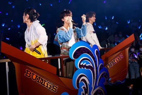 トロッコに乗るメンバー。