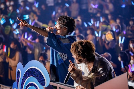 トロッコに乗るメンバー。