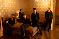 Da-iCE「+REVERSi」より。（撮影：笠井爾示） / 幻冬舎