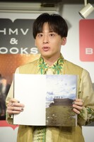 お気に入りの1枚を見せる工藤大輝。