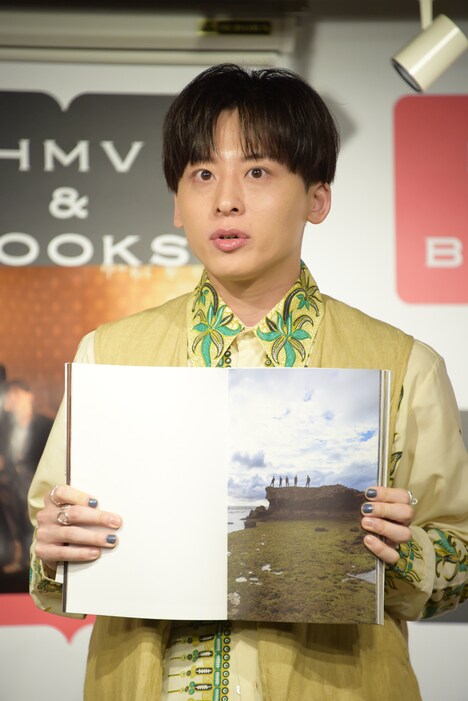 お気に入りの1枚を見せる工藤大輝。