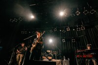 オカモトコウキのライブの様子。