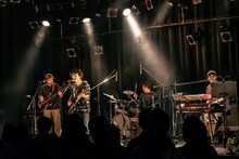 オカモトコウキのライブの様子。