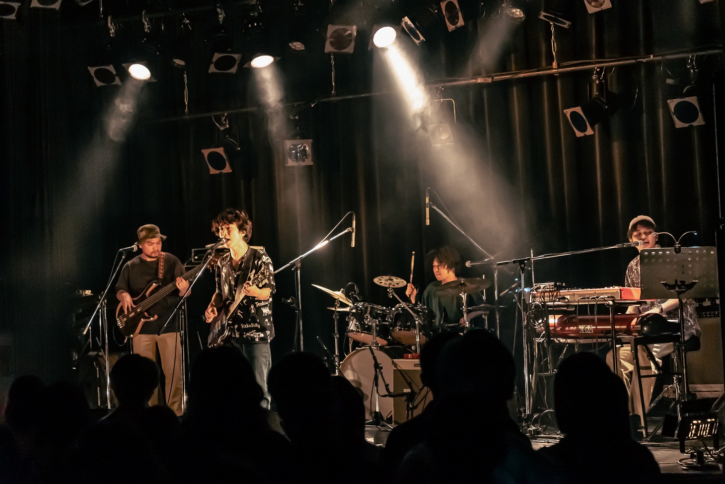 オカモトコウキのライブの様子。