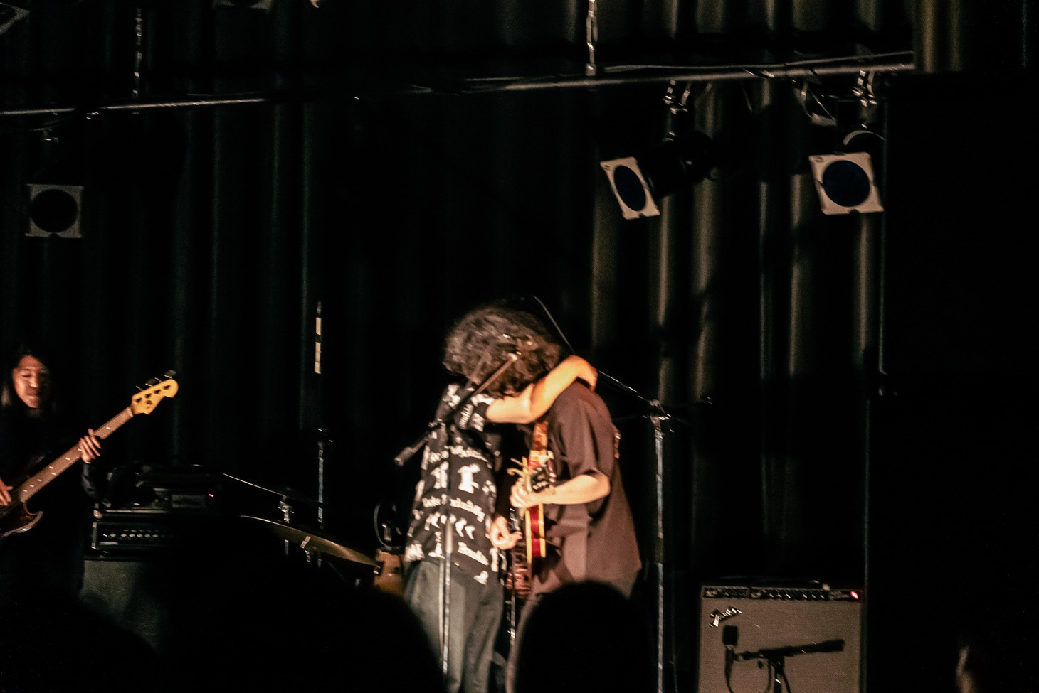 ハグをするオカモトコウキと有馬和樹（おとぎ話）。