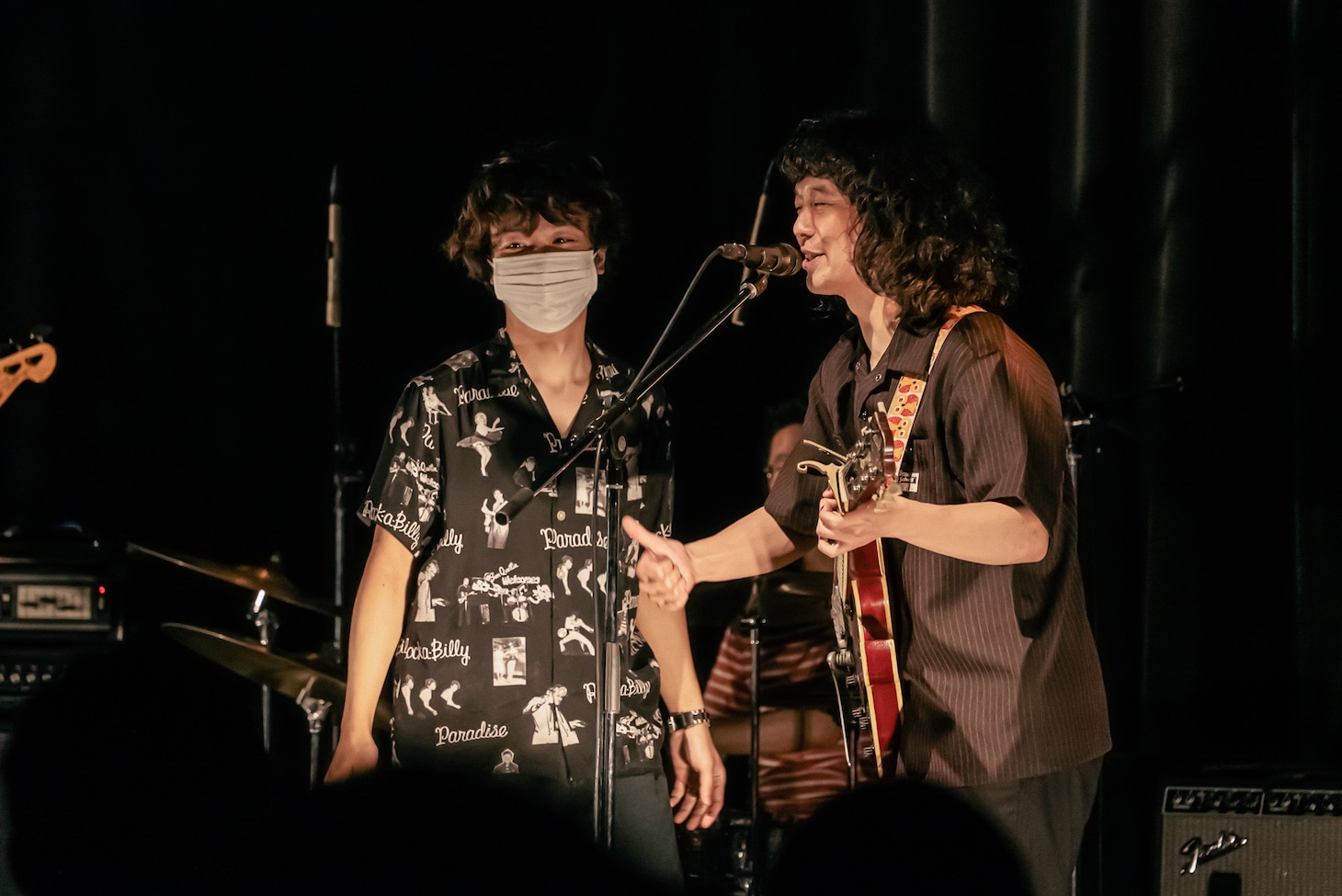 ハグをしたオカモトコウキと有馬和樹（おとぎ話）。