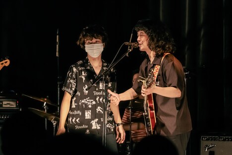 ハグをしたオカモトコウキと有馬和樹（おとぎ話）。